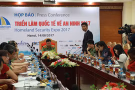 2017年越南国际国防军警设备展新闻发布会。（图片来源：http://hanoimoi.com.vn）