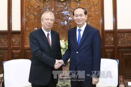 越南国家主席陈大光（右）会见离任前来辞行拜会的保加利亚驻越大使叶夫根尼。（图片来源：越通社）