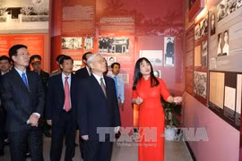 阮富仲总书记参观“已故总书记黎笋—生平与事业”图片资料展