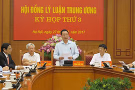 中央理论委员会常务副主任冯有富在会议上发表讲话。