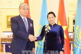 国会主席阮氏金银与哈萨克斯坦议会上院议长卡西姆若马尔特·托卡耶夫（图片来源：越通社）