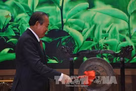 张和平在第14届中国-东盟博览会“美丽城市”的国家展区开展仪式上敲锣。