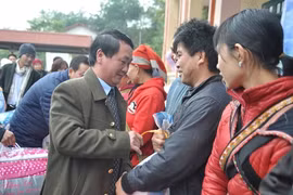 越共中央委员会委员、西北地区事务指导委员会副主任侯阿令向老街省沙坝县人民赠送礼物（图片来源：越通社）
