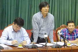 河内市信息传媒局副局长阮明庆​向媒体记者介绍“2017年河内投资合作促发展”会议相关信息。