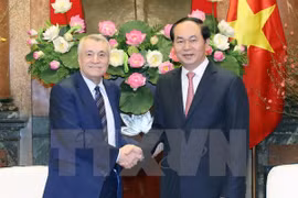 越南国家主席陈大光（右）会见阿塞拜疆工业能源部部长阿里耶夫。