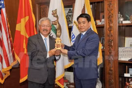 阮德钟（右）向旧金山市市长埃德温•李赠送纪念品。
