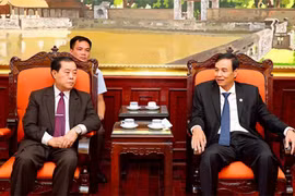 河内市委副书记陶德全会见万象市委委员、市委宣传部部长坎法。