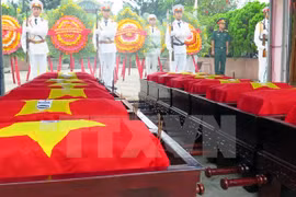 在老挝牺牲的越南志愿军和专家悼念安葬仪式。（图片来源：越通社）