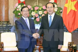 越南国家主席陈大光（右）会见韩国总统特使朴元淳（左）。（图片来源：越通社）