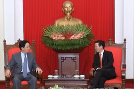 越共中央宣教部部长武文赏（右）会见中国驻越大使洪小勇（图片来源：越通社）