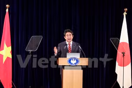 日本首相安倍晋三在记者会上发表讲话