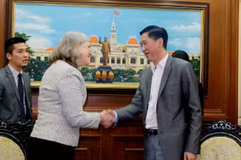 胡志明市人民委员会副主席陈永线（右）会见来访的美国商务部副助理部长黛安娜•法雷尔(左)。（图片来源:thesaigontimes.vn)