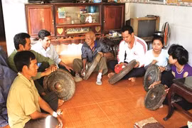 长者Điểu C’reo向村民们教授打击锣鼓。