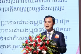 胡志明市人民委员会副主席裴春强发表讲话。图自越通社