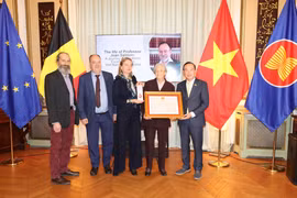 越南驻比利时大使阮文草向一顾教授让·萨蒙家人授予越南国家的友谊勋章。图自越通社