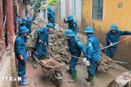 越南自卫民兵参与灾后重建恢复工作。图自越通社
