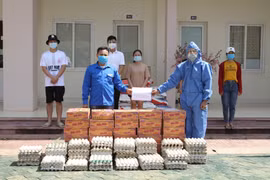 越南驻老大使馆帮助在老挝越南留学生克服当前因受疫情影响而遇到的困难