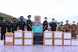 河静省和山罗省边防部队向老挝部分省份的军事及公安力量赠送防疫物资