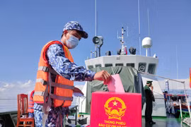 国会和人民议会换届选举：为在薄辽省海域执行任务的37名军官、战士提前举行选举