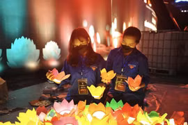 全国各地各族人民深切悼念新冠肺炎疫情牺牲干部战士和逝世同胞