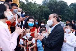 国家主席阮春福亲切会见参加“致力于一个必胜的越南”绘画比赛的儿童作家