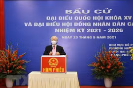 国会和人民议会换届选举：越共中央总书记阮富仲在河内市二征夫人郡选区参加投票