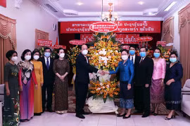 胡志明市领导祝贺老挝国庆节