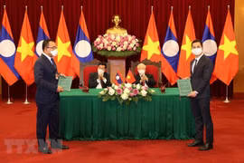 VinFast 与Phongsubthavy 集团签署在老挝销售汽车的合作协议