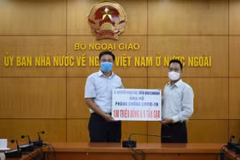 接收由旅外侨胞捐赠的防疫物资