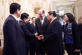 越南政府总理范明政与法国总理让·卡斯特克斯举行会谈