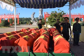 广治省为24具在老挝牺牲的越南烈士遗骸举行追悼会和安葬仪式