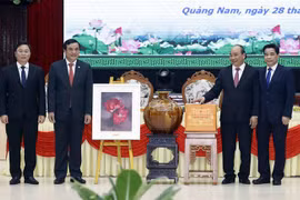 越南国家主席阮春福会见广南省历任领导干部
