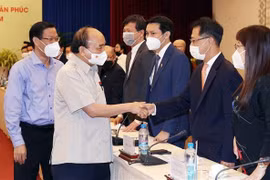 越南国家主席阮春福会见越南青年企业家代表