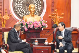 胡志明市市委书记阮文年会见新加坡新任驻越南大使嘉雅•拉特南