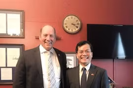 越南驻美国大使与美国共和党众议员泰德·游贺通电话 