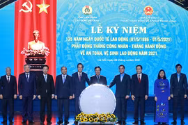 越南国家主席阮春福出席国际劳动节135周年纪念活动暨“2021年工人月”发起仪式 