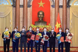 越南国家主席阮春福向2021-2026年任期政府成员颁发任命书