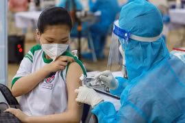 胡志明市正式为学生接种新冠疫苗