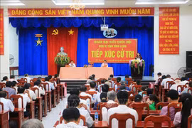 越南国家副主席邓氏玉盛会见永隆省选民
