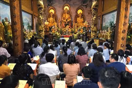 旅居老挝越南人社群喜迎元宵节 祈求国泰民安 