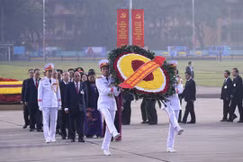 出席越共十三大的代表入陵瞻仰胡志明主席遗容