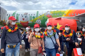 首批持“疫苗护照”的外国游客游览富国岛