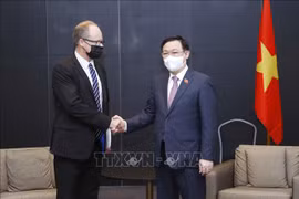 越南国会主席王廷惠会见芬兰萨洛市市长和部分跨国企业领导