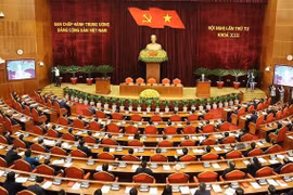 越共十三届四中全会闭幕