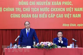 越南国家主席阮春福会见旅老越南人社群和在老越南企业代表