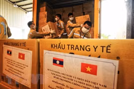 向老挝人民捐赠6亿越盾和22.5万只医用口罩