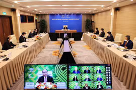 越南国家主席阮春福在河内以视频方式出席亚太经合组织领导人非正式会议