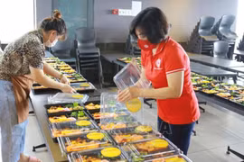 越南祖国阵线中央委员会向南部各省市提供170万份餐食