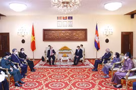 越南国家主席阮春福会见柬埔寨参议院主席赛冲和国会主席韩桑林