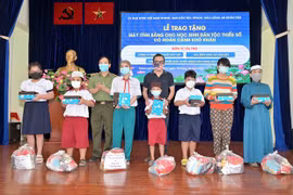 向少数民族贫困学生捐赠平板电脑